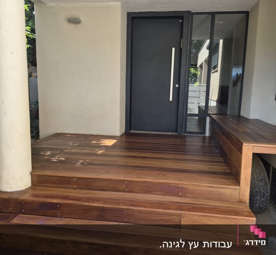 כניסה לבית עם דק עץ חדש ומדרגות